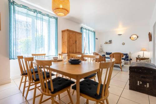 une salle à manger avec une table et des chaises en bois dans l'établissement Plage 300m Bleu Salé 4 Ch, au Guilvinec