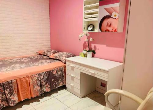una piccola stanza con due letti e uno specchio di Nice room less Pay near Port Adelaide a Rosewater