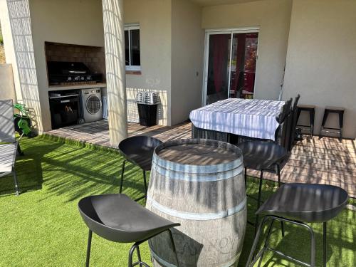 un patio avec des chaises et une table avec un tonneau dans l'établissement Favone, à Conca