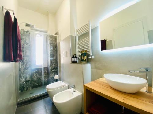 un bagno con lavandino, WC e doccia di Domus 14 a Roma