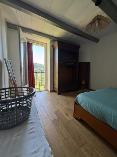 une chambre avec un lit et une grande fenêtre dans l'établissement La Tour A Torra Tower vue panoramique, à Porri