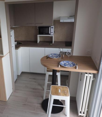 - une petite cuisine avec une table et 2 assiettes dans l'établissement Sea, Sky, and this studio, à Cannes