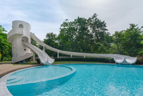 a water slide in a swimming pool with a slide at Villa La Flora Kaeng Krachan in Kaeng Krachan
