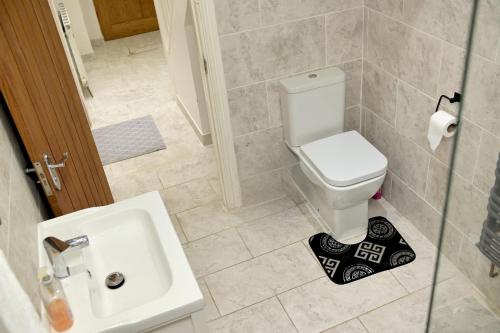 a bathroom with a toilet and a sink at Cosy 5 bedroom Birmingham in Birmingham