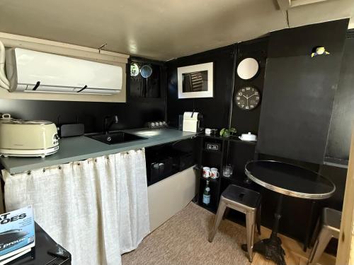 une cuisine avec un évier et un plan de travail dans l'établissement La cabine du capitaine, à Saint-Cloud