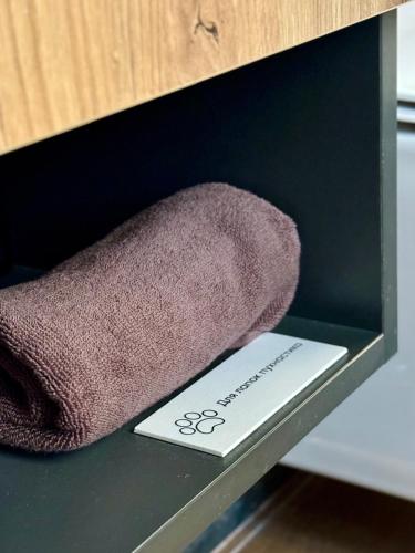 a purple towel sitting on top of a shelf at Mirest - котеджі в горах із чаном-джакузі in Slavske