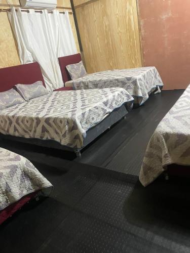 2 camas en una habitación con en CABAÑA ROHAYHU- Frente al rio Paraná -Coratei-Ayolas Misiones-Paraguay, en Ayolas