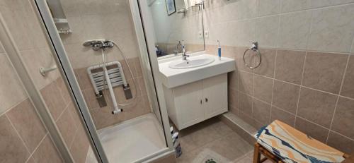 une salle de bain avec une douche et un lavabo et une douche dans l'établissement LE BELLEVUE - APPARTEMENT - FREJUS -T2-Piscine, à Fréjus