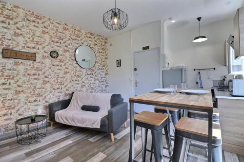 un salon avec une table et une chaise dans l'établissement Les Apparts du Pont Vert - lit double - WiFi - tout inclus - 7, à Troyes