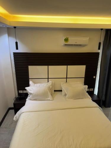 Кровать или кровати в номере Debolonia Palace Hotel