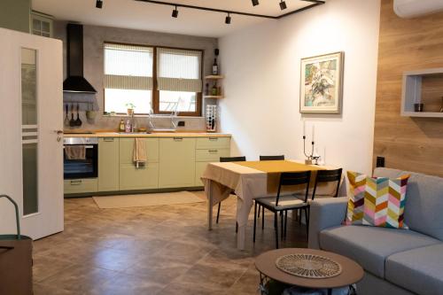 Una cocina y una sala de estar con una mesa y un sofá. en Friends apartment, en Ruse
