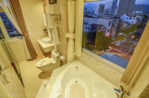 Koupelna v ubytování ORANGE Hotel - City CENTER, near Dragon Bridge, Han River, international airport