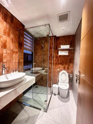 a bathroom with a toilet and a sink at Flamingo1 Ibiza Hai Tien in Nam Khê