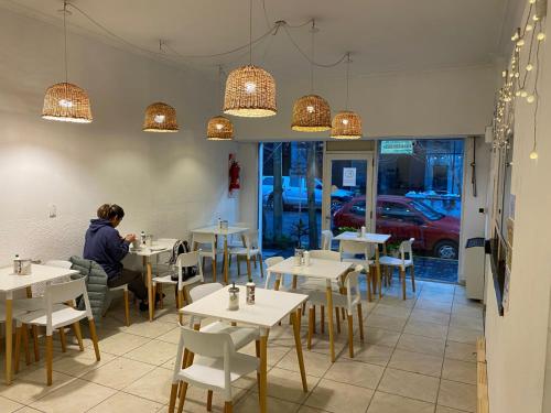 een persoon aan een tafel in een restaurant bij Hotel Lobo de Mar - LH in Mar del Plata