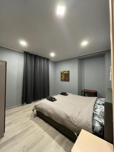a bedroom with a bed in a room at Appartamento Splendor in Canelli