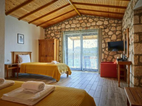 Una habitación de hotel con dos camas y una gran ventana. en Kaş Köy Hotel, en Kas