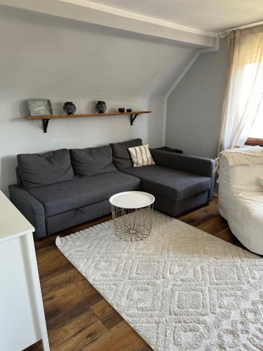 a living room with a couch and a table at Daddy's home in Hargesheim