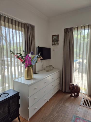 Μια τηλεόραση ή/και κέντρο ψυχαγωγίας στο luxe villa met privé zwembad en jacuzzi