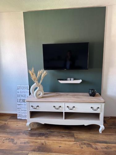 a tv sitting on top of a dresser in a room at Daddy's home in Hargesheim