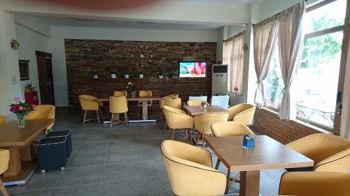 a restaurant with tables and chairs and a tv at Idillion in Vília