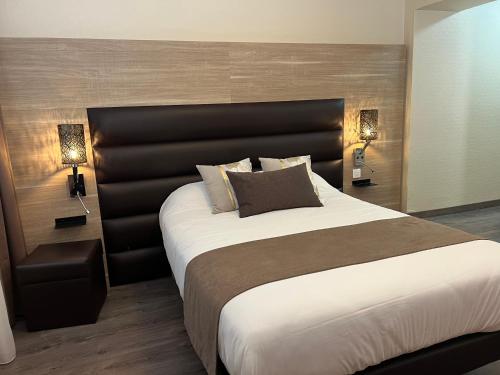 Postel nebo postele na pokoji v ubytování LOGIS HOTEL - Auberge de l'Hélix