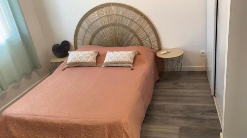 une chambre avec un grand lit avec deux oreillers dans l'établissement Appartement t3, à La Seyne-sur-Mer