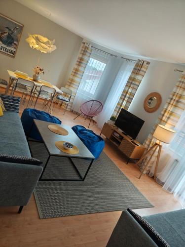 salon z kanapą i stołem w obiekcie Apartament Dziwnów w Dziwnowie