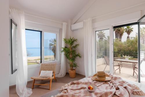 Seas The Day - Beachfront, Amazing Sea Views
