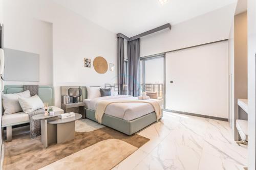Studio with Glimpse of Burj Khalifa, Minutes from Downtown Dubai, MAG 930, Mohammad Bin Rashid City by Deluxe Holiday Homes