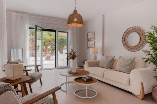 Posezení v ubytování Seas The Day - Beachfront, Amazing Sea Views