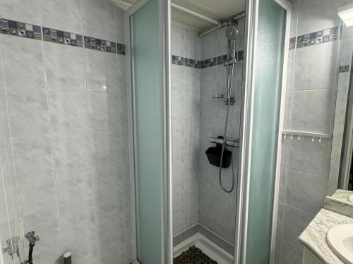 une salle de bain avec douche et lavabo dans l'établissement Pavillon Refait à Neuf à Argelès-sur-Mer, Climatisé avec Wi-Fi, Terrasse et Piscine, Proche Plage - FR-1-732-82, à Argelès-sur-Mer
