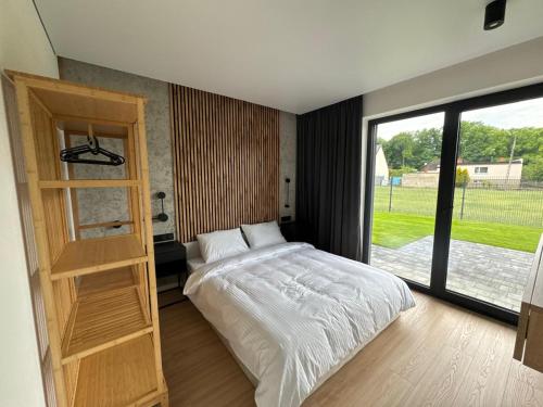 Ένα ή περισσότερα κρεβάτια σε δωμάτιο στο Apartamenty Parkowa - Kamień Śląski