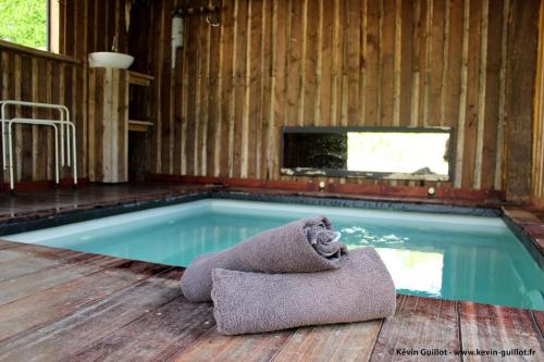 - une serviette installée à l'étage, à côté de la piscine dans l'établissement Maison de ville avec espace détente, à La Celle-sous-Gouzon