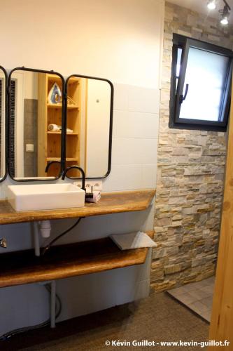 une salle de bain avec un lavabo et un miroir dans l'établissement Maison de ville avec espace détente, à La Celle-sous-Gouzon