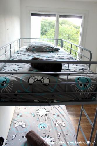 une chambre avec un lit superposé dans une pièce dans l'établissement Maison de ville avec espace détente, à La Celle-sous-Gouzon