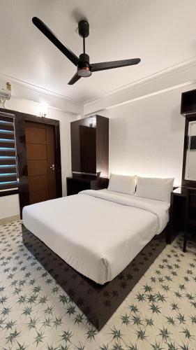 AdūrにあるLuxe Style Hotelsのベッドルーム(大きな白いベッド、天井ファン付)