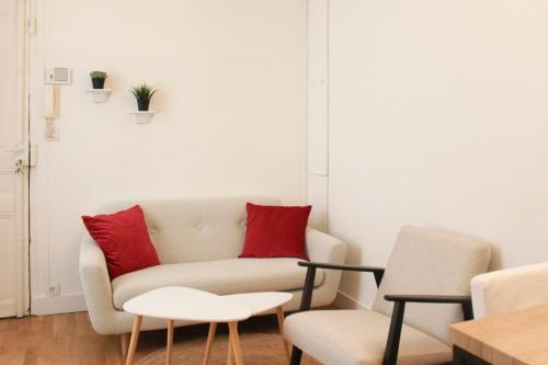 un salon avec un canapé et deux chaises dans l'établissement Beautiful cocoon of love - near park, à Paris