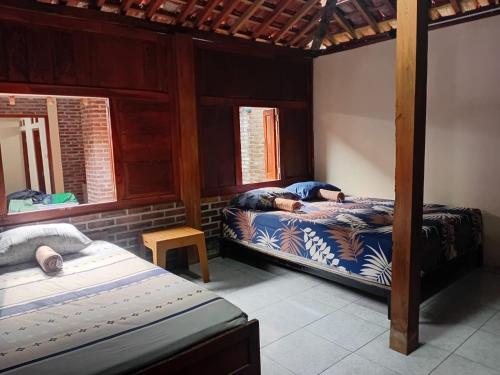 Postel nebo postele na pokoji v ubytování Homestay Wongso Kasongan