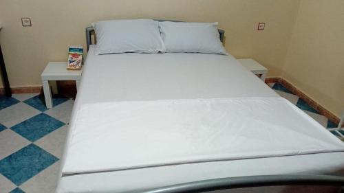 Ένα ή περισσότερα κρεβάτια σε δωμάτιο στο Appartement meublé à louer à Nador Jaadar