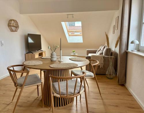 a living room with a dining room table and chairs at GIPFELGLÜCK - Ferienwohnung zentral in Nesselwang in Nesselwang