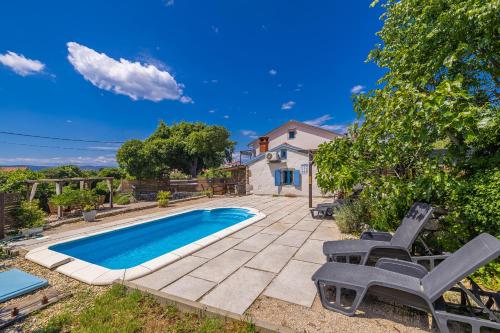 basen z krzesłami i domkiem w obiekcie Holiday house Depope w mieście Skrbčići