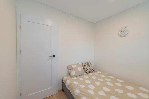 una piccola camera con letto e armadio di Luminious apartment with balcony by Polo Apartments a Kaunas