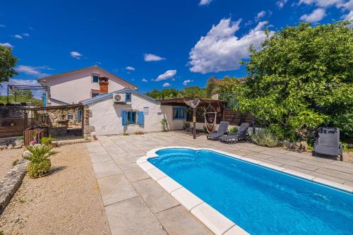 podwórko z basenem i domem w obiekcie Holiday house Depope w mieście Skrbčići