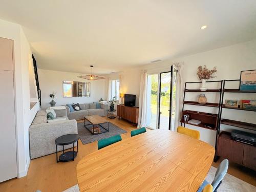 un salon avec une table en bois et un canapé dans l'établissement Bidart - Modern house - Ocean view - beach, à Bidart