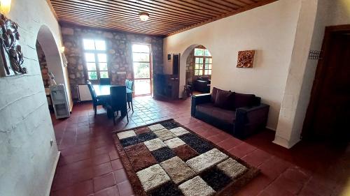 Ruang duduk di Villa with sea views in Faralya