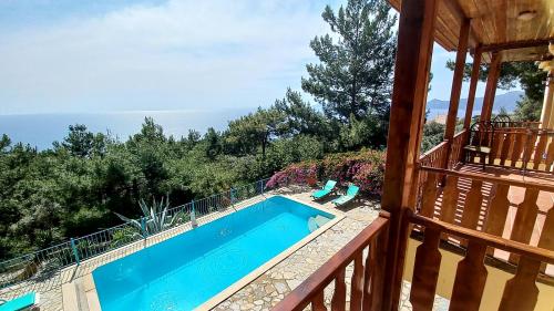 Kolam renang di atau dekat dengan Villa with sea views in Faralya