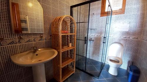 Bilik mandi di Villa with sea views in Faralya