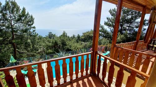 Balkoni atau teres di Villa with sea views in Faralya