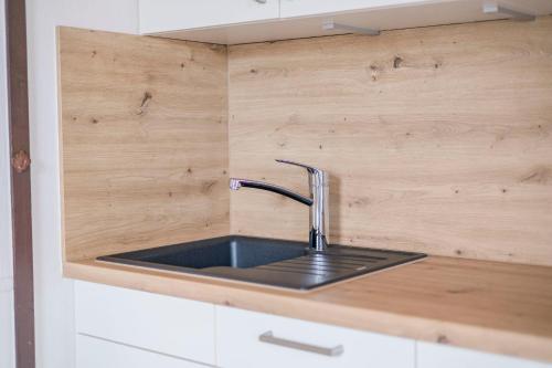 Dapur atau dapur kecil di Ferienwohnpark Immenstaad am Bodensee Satteldachhaus Typ 9 SD 65