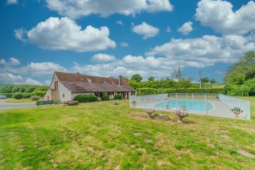 un domaine avec piscine et maison dans l'établissement Le Clos de Villecourt - Piscine Privée, à Gueugnon